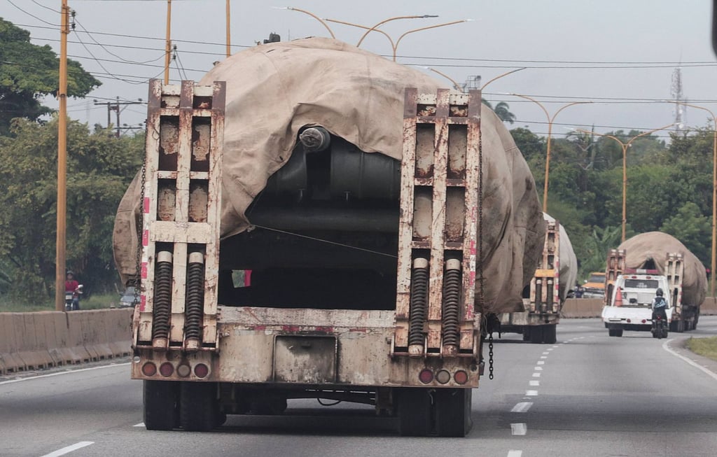 Venezuelan army trucks transport tanks. Photo: AFP Venezuelan army trucks transport tanks. Photo: AFP
