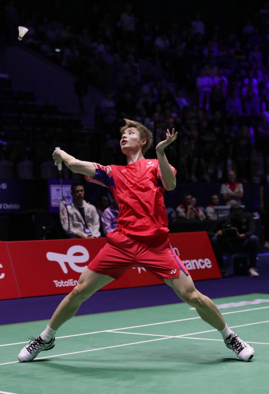 Shi Yuqi prepares for a return during his win over France’s Christo Popov. Photo: Xinhua