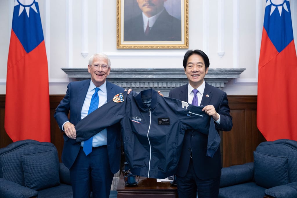 US Senator Roger Wicker and Taiwanese leader William Lai pose with a souvenir jacket, in Taipei on August 29. Photo: AP US Senator Roger Wicker and Taiwanese leader William Lai pose with a souvenir jacket, in Taipei on August 29. Photo: AP