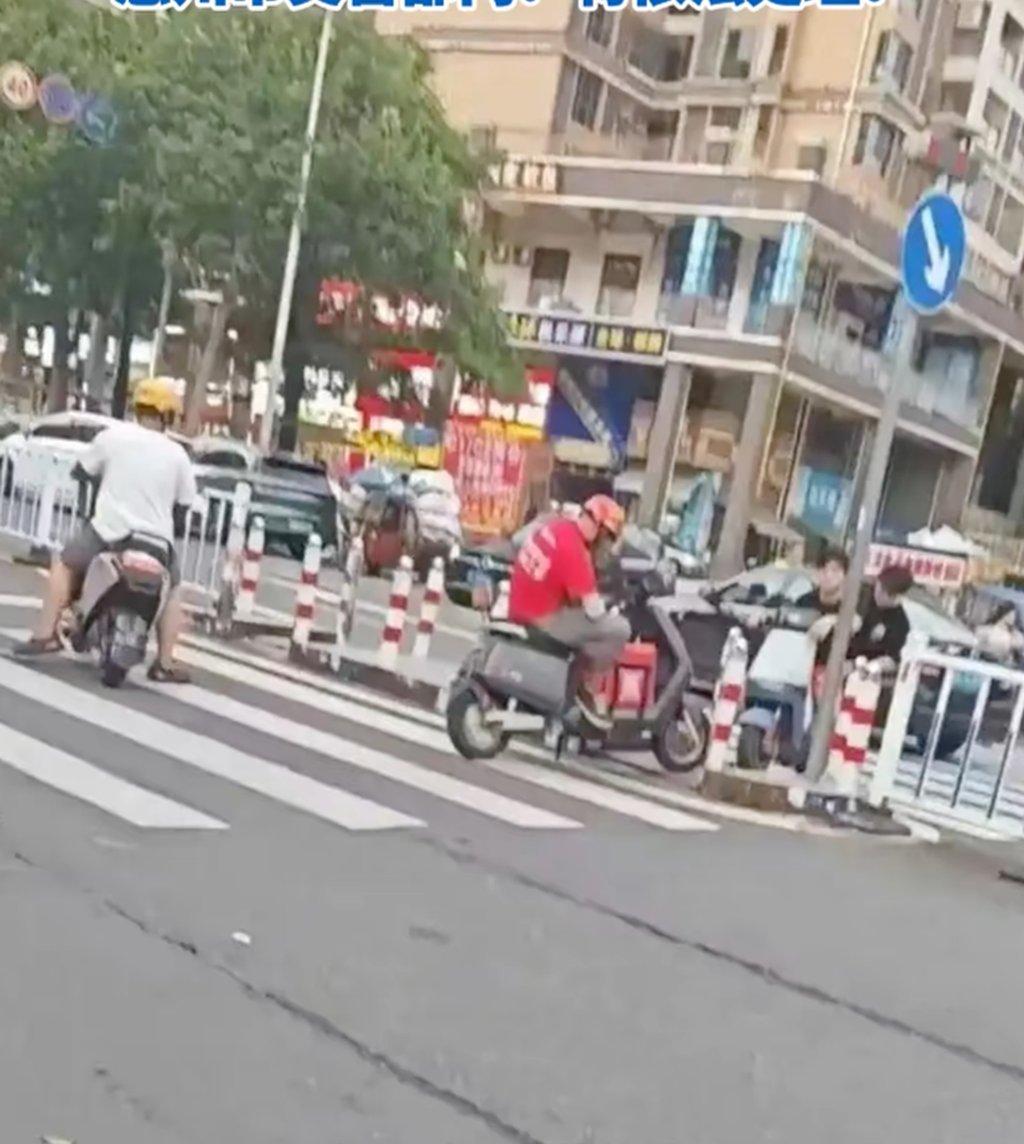 Video clips depicting two determined individuals stubbornly refusing to yield to one another went viral across mainland China, delighting millions of internet users. Photo: Douyin Video clips depicting two determined individuals stubbornly refusing to yield to one another went viral across mainland China, delighting millions of internet users. Photo: Douyin