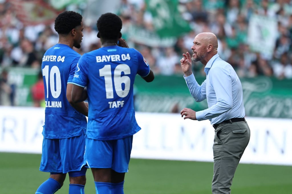 Erik Ten Hag talking to his Leverkusen players during their 3-3 draw with Werder Bremen. Photo: AFP