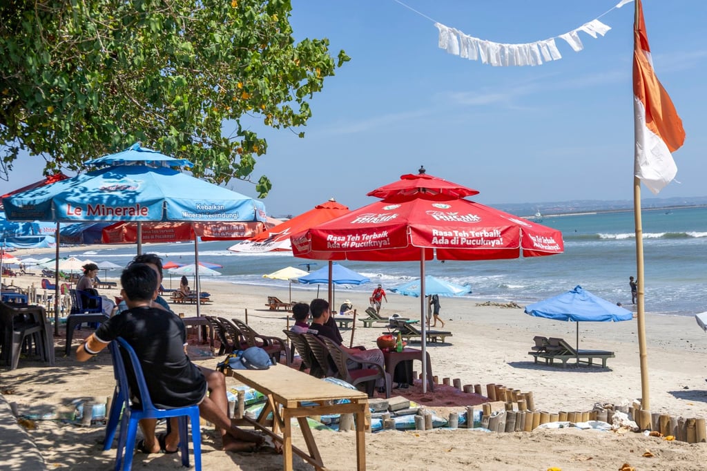 Tourists spend time at Kuta beach in Bali, Indonesia, on Tuesday. Photo: EPA Tourists spend time at Kuta beach in Bali, Indonesia, on Tuesday. Photo: EPA