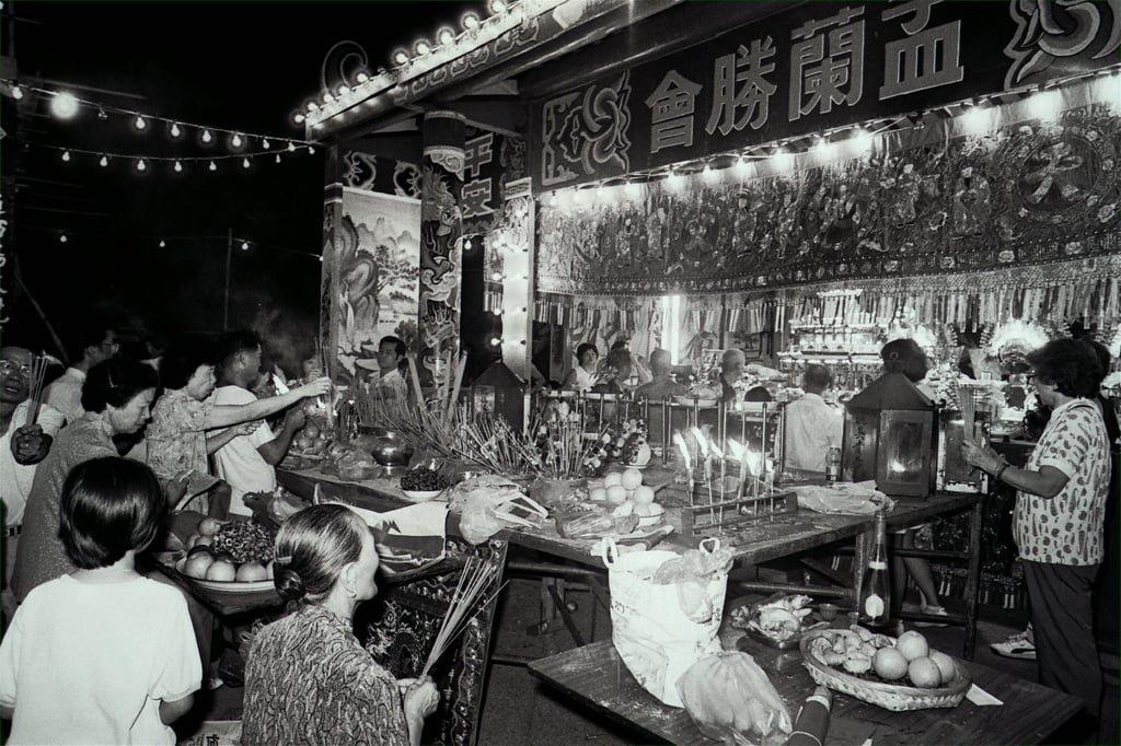 Hung Hom residents observe the Hungry Ghost Festival in 1987. Photo: SCMP Archives