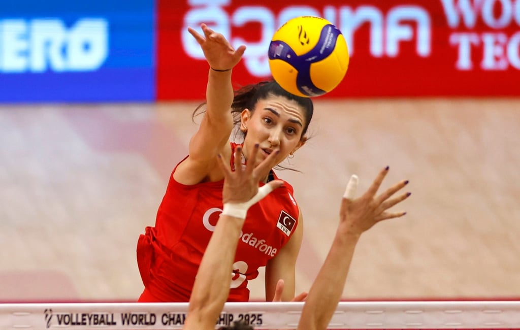 Turkey’s Yaprak Erkek (Back) in action against Slovenia during the FIVB Women’s Volleyball World Championship in Bangkok. Photo: EPA