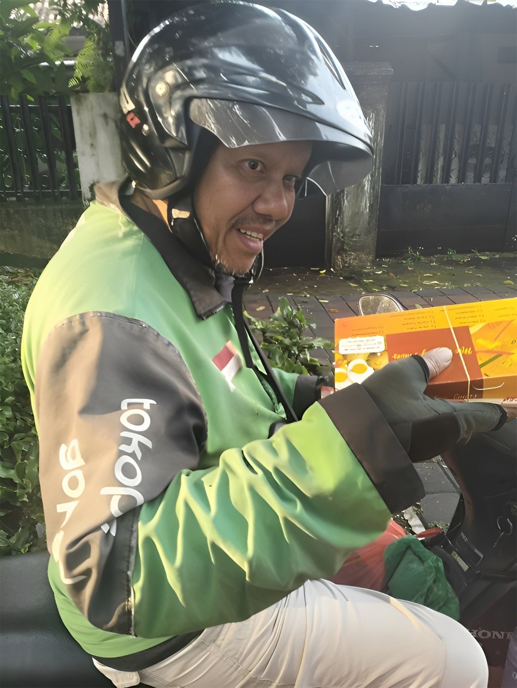 A Jakarta-based ride-hailing motorbike rider receives a food parcel donated by a Malaysian well-wisher. Photo: Threads/Shamin Azim Khan A Jakarta-based ride-hailing motorbike rider receives a food parcel donated by a Malaysian well-wisher. Photo: Threads/Shamin Azim Khan