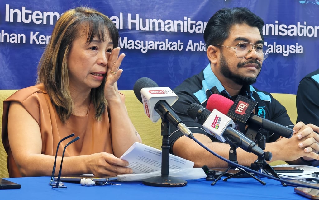 David’s mother, Minevera Balisong (left), with Malaysian International Humanitarian Organisation Secretary General Hishamuddin Hashim at a press conference on Wednesday. Photo: Joseph Sipalan David’s mother, Minevera Balisong (left), with Malaysian International Humanitarian Organisation Secretary General Hishamuddin Hashim at a press conference on Wednesday. Photo: Joseph Sipalan