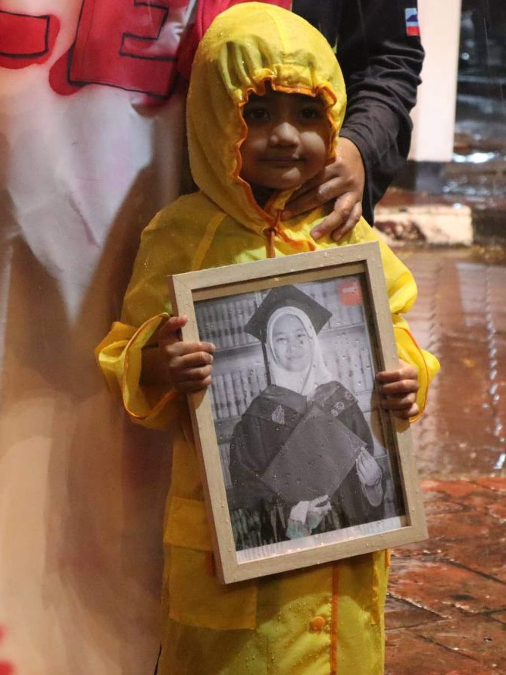 A child holds a portrait of Zara Qairina Mahathir during a rally in Kota Kinabalu on August 29. Photo: Sudirman Arshad/Suara Mahasiswa UMS