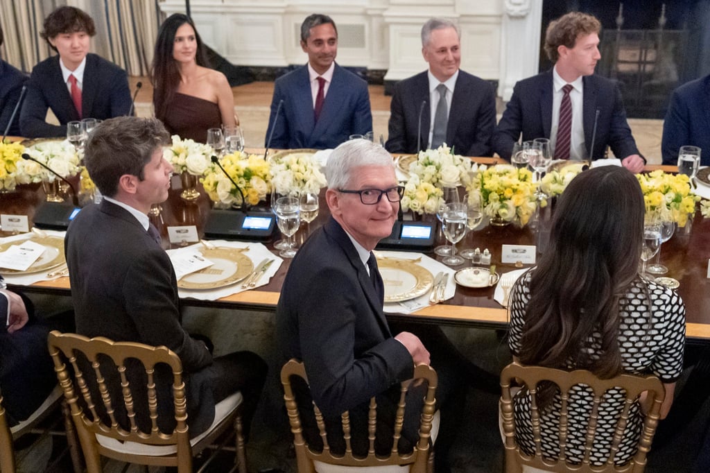 Apple CEO Tim Cook attends a White House dinner on Thursday, seated next to OpenAI CEO Sam Altman. Photo: AFP Apple CEO Tim Cook attends a White House dinner on Thursday, seated next to OpenAI CEO Sam Altman. Photo: AFP