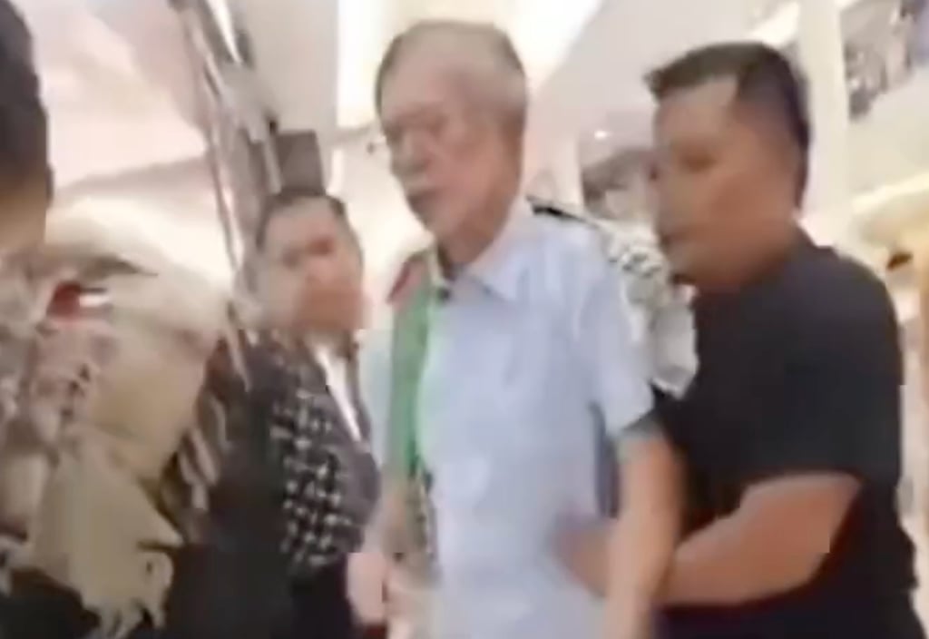 Former MP Chua Tian Chang (centre) is grabbed by Sinar KLCC security guards. Photo: Handout Former MP Chua Tian Chang (centre) is grabbed by Sinar KLCC security guards. Photo: Handout