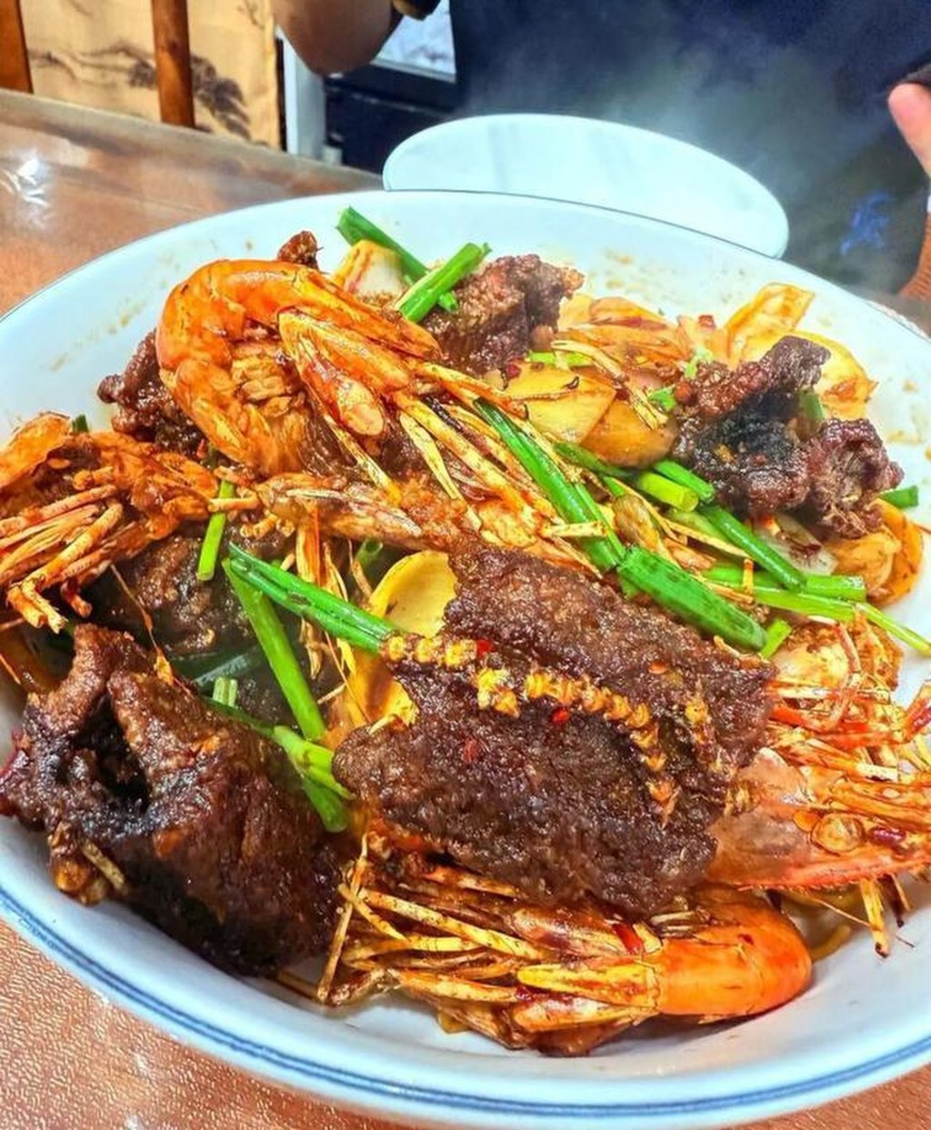 The restaurant offers a variety of dishes, including the local specialty, Ban Chuan stir-fried noodles, as well as stir-fried rice and soup noodles, all priced above 2,000 yuan. Photo: Sina The restaurant offers a variety of dishes, including the local specialty, Ban Chuan stir-fried noodles, as well as stir-fried rice and soup noodles, all priced above 2,000 yuan. Photo: Sina