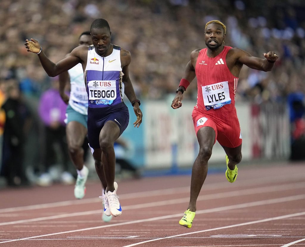 Noah Lyles (right) won the 200m ahead of Letsile Tebogo at the Diamond League final last month. Photo: Kyodo