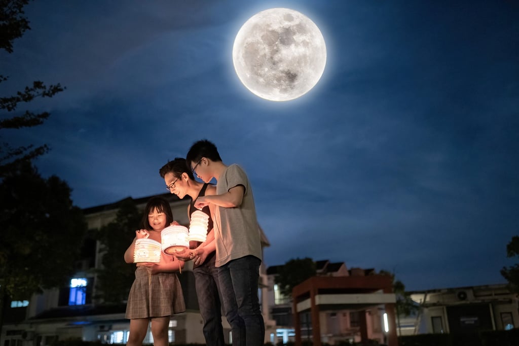 Traditional folk activities, including moon worship, moon chasing, and heartfelt prayers to the moon, have been cherished and passed down through generations. Photo: Getty Images