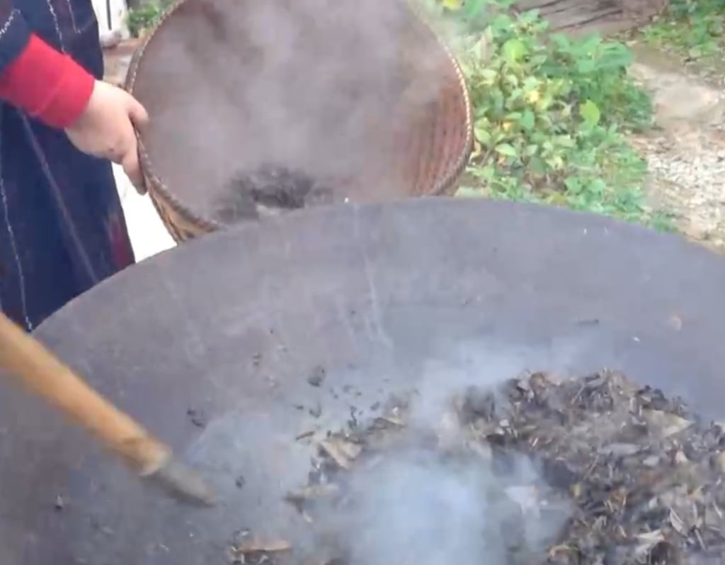 The herbs used in the therapy are stir-fried in a sizeable wok before being applied to patients. Photo: CCTV The herbs used in the therapy are stir-fried in a sizeable wok before being applied to patients. Photo: CCTV