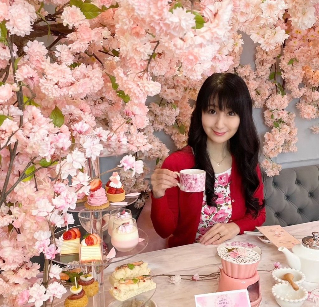 Azarashi says her much younger husband “understands” her, which makes her happy. Photo: chanto.jp.net