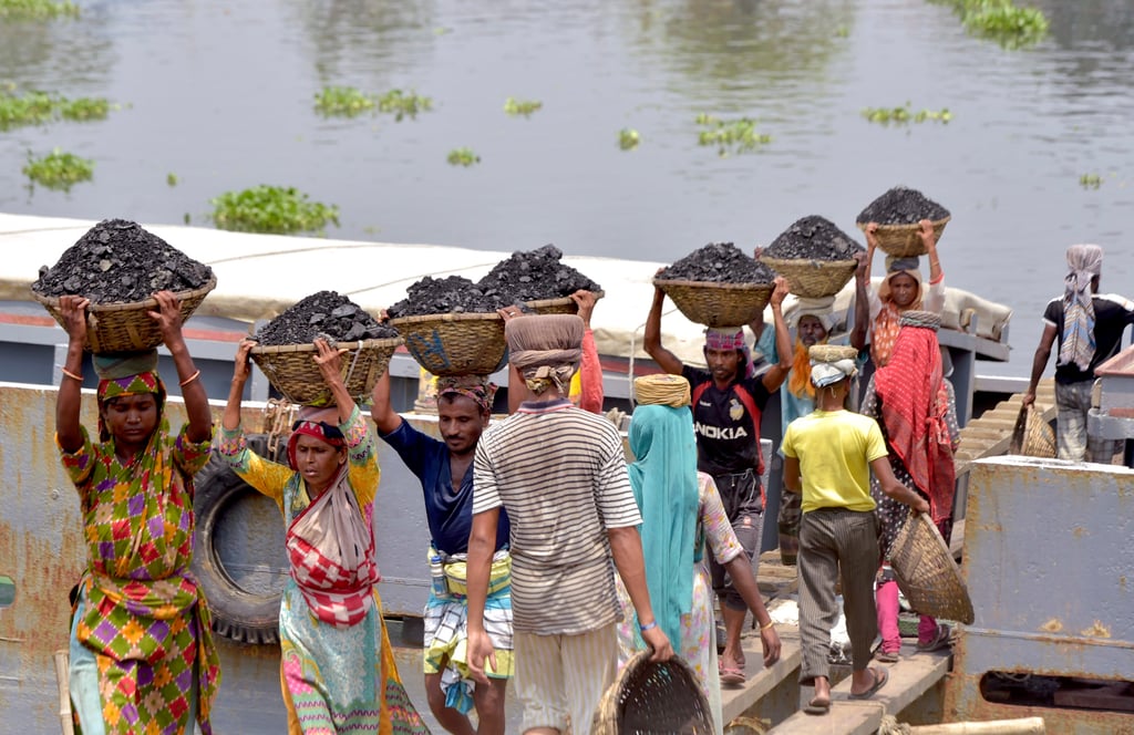 শ্রমিকরা Dhaka াকার একটি নদীর তীরে একটি জাহাজ থেকে কয়লা নামান। মূলত পূর্ব ভারতের আদনি বিদ্যুৎ-চালিত কয়লাভিত্তিক উদ্ভিদ থেকে বিদ্যুৎ আমদানি বাংলাদেশে বেশিরভাগ ক্রমবর্ধমান বিদ্যুতের চাহিদা মেটাতে সহায়তা করেছে। ছবি: সিনহুয়া শ্রমিকরা Dhaka াকার একটি নদীর তীরে একটি জাহাজ থেকে কয়লা নামান। মূলত পূর্ব ভারতের আদনি বিদ্যুৎ-চালিত কয়লাভিত্তিক উদ্ভিদ থেকে বিদ্যুৎ আমদানি বাংলাদেশে বেশিরভাগ ক্রমবর্ধমান বিদ্যুতের চাহিদা মেটাতে সহায়তা করেছে। ছবি: সিনহুয়া
