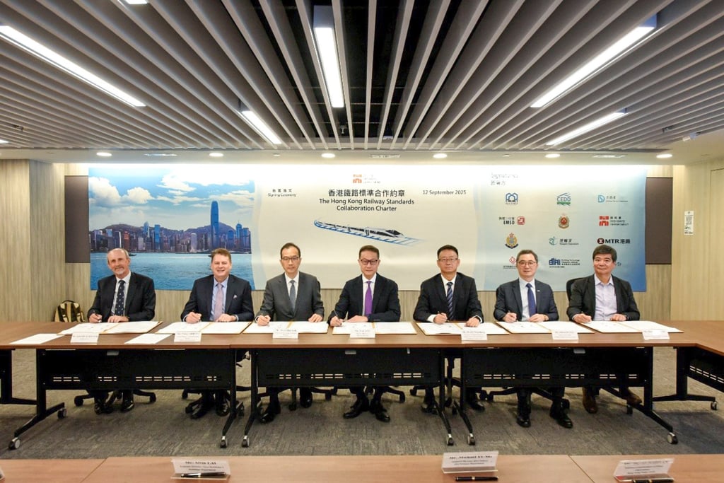 Highways chief Tony Yau (centre) is flanked by experts (from left) John Blackwood, Victor Abbott, Ngai Hon-wah, Xuan Wenchang, Wong Kwok-fai and Henry Cheung at the signing ceremony. Photo: ISD