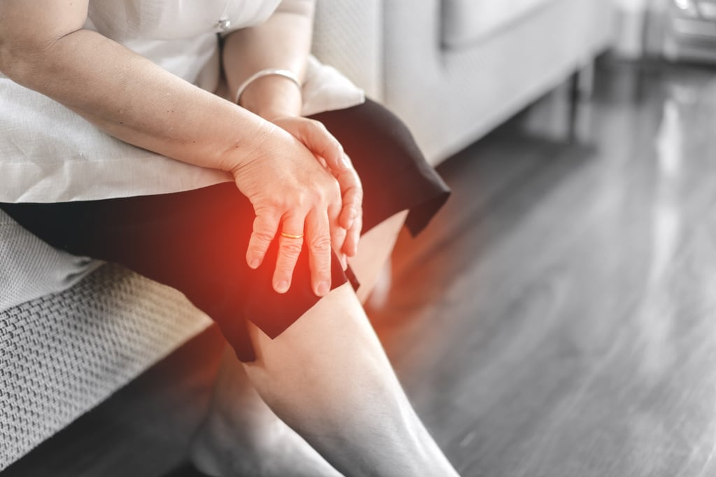 Knee osteoarthritis pain can be debilitating for older adults and affect daily activities. Photo: Shutterstock