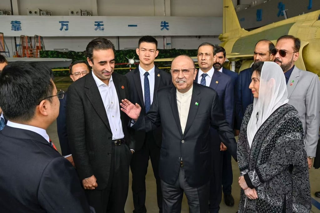 Pakistani President Asif Ali Zardari (centre) met with AVIC’s top engineers and scientists on Sunday. Photo: Handout Pakistani President Asif Ali Zardari (centre) met with AVIC’s top engineers and scientists on Sunday. Photo: Handout