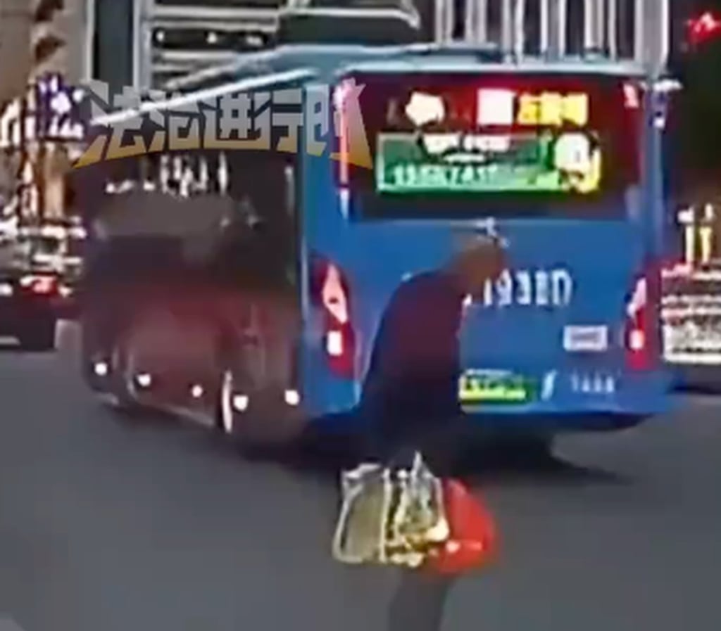 The elderly man was crossing the road at a point where there was no zebra crossing at the time of the incident. Photo: Baidu