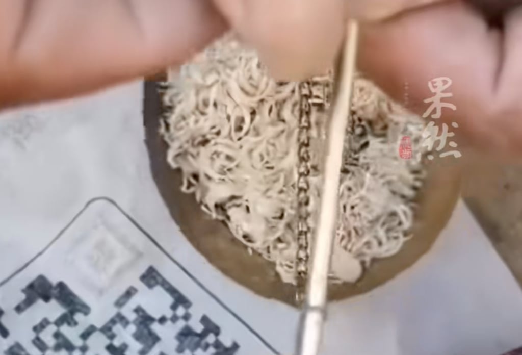 A traditional Chinese medicine practitioner weighs some human fingernails. Photo: Douyin