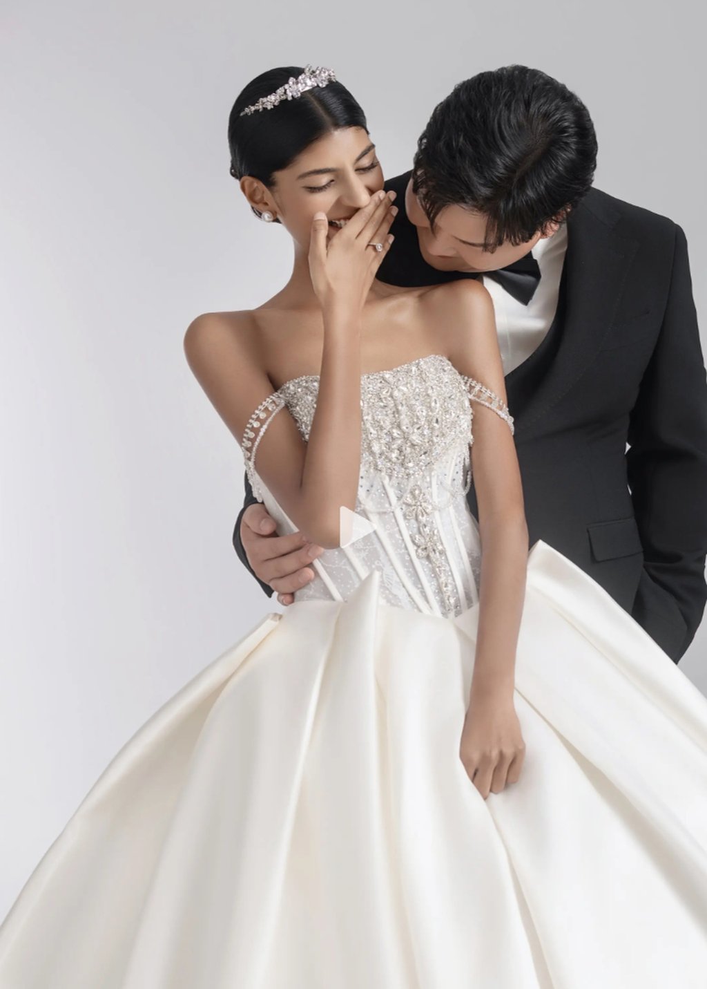 Happy couple: Fan Zihe laughs during a wedding photo shoot with her beau. Photo: Douyin