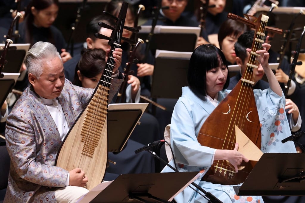 Fan Jinlong (left) and Akiko Kubota perform in “Silken Notes of the Pipa”. Photo: Hong Kong Chinese Orchestra