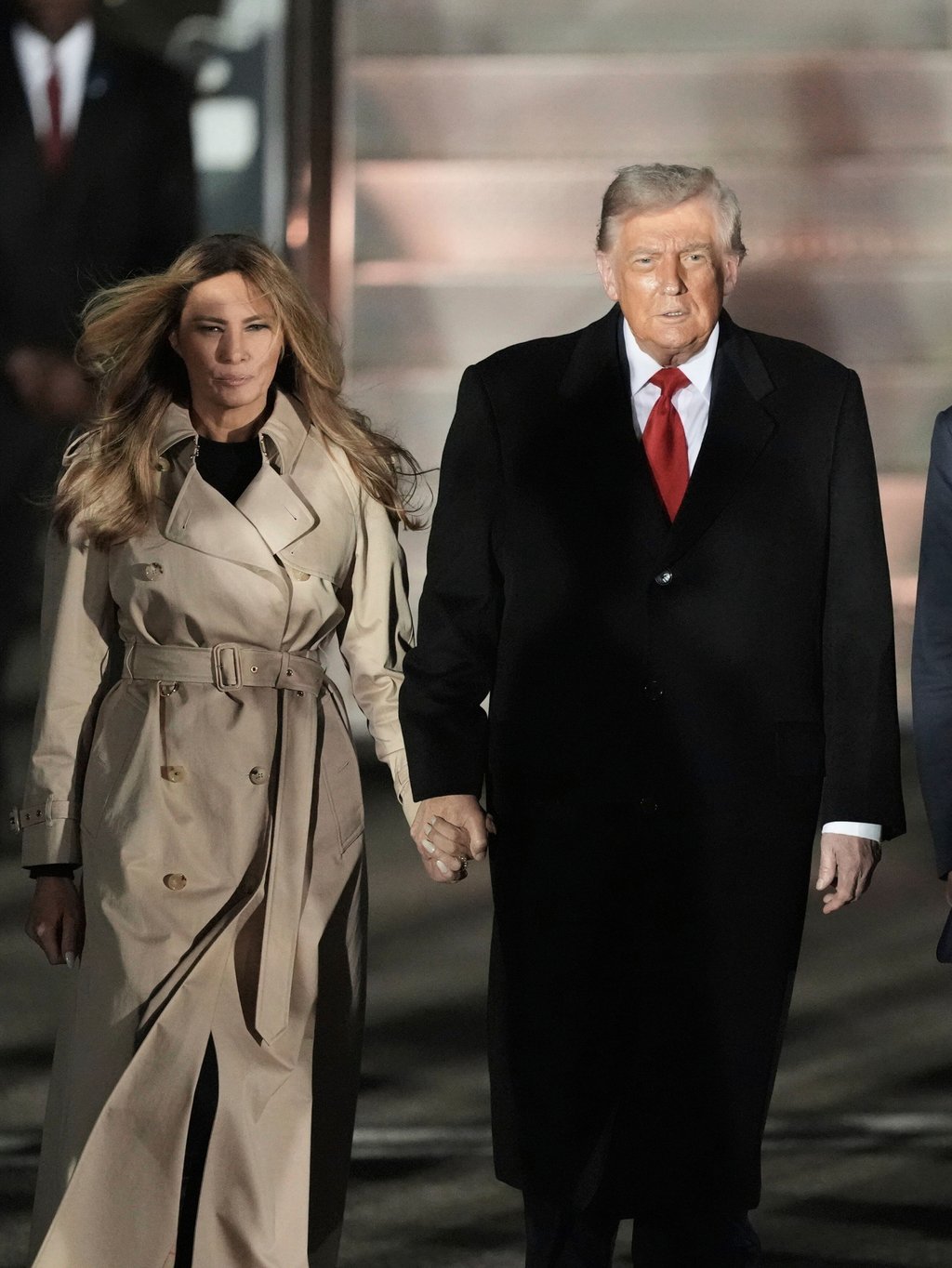 La Première Dame Melania Trump portait un trench Barbary lorsqu'elle a quitté l'Air Force avec son mari, le président Donald Trump, à l'aéroport de Stansted près de Londres le 16 septembre. Photo: ap: ap