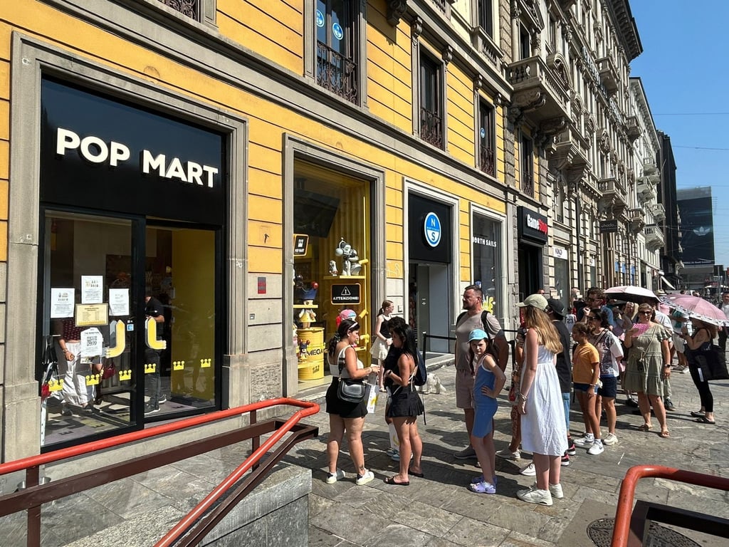 People queue up in front of a Pop Mart store in Milan, Italy. Photo: Xinhua