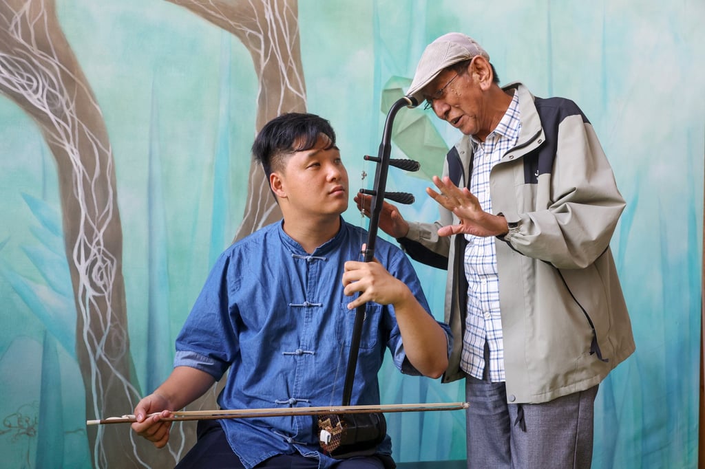 Yang and virtuoso composer Cao Tianli chat at the HKAPA. Photo: Edmond So Yang and virtuoso composer Cao Tianli chat at the HKAPA. Photo: Edmond So