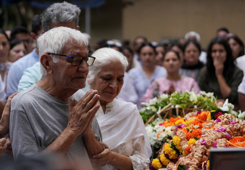 Pushkar Raj Sabharwal, the father of Sumeet Sabharwal, offers prayers as he stands next to the body of his son in Mumbai, India on June 17. Photo: Reuters