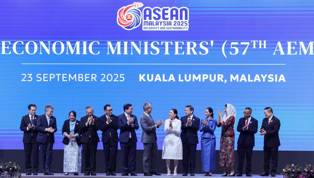 Southeast Asian trade ministers chat at the 57th Asean Economic Ministers’ Meeting in Kuala Lumpur on Tuesday. Photo: Reuters