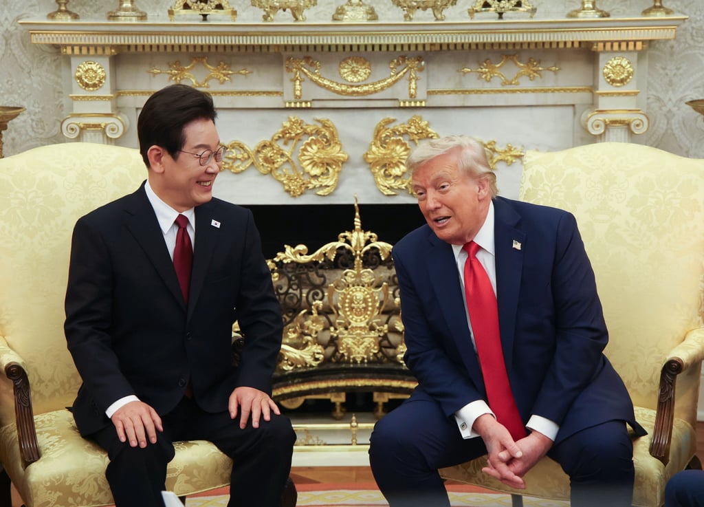 South Korean President Lee Jae-myung (left) talks with US President Donald Trump in the Oval Office last month. Photo: TNS