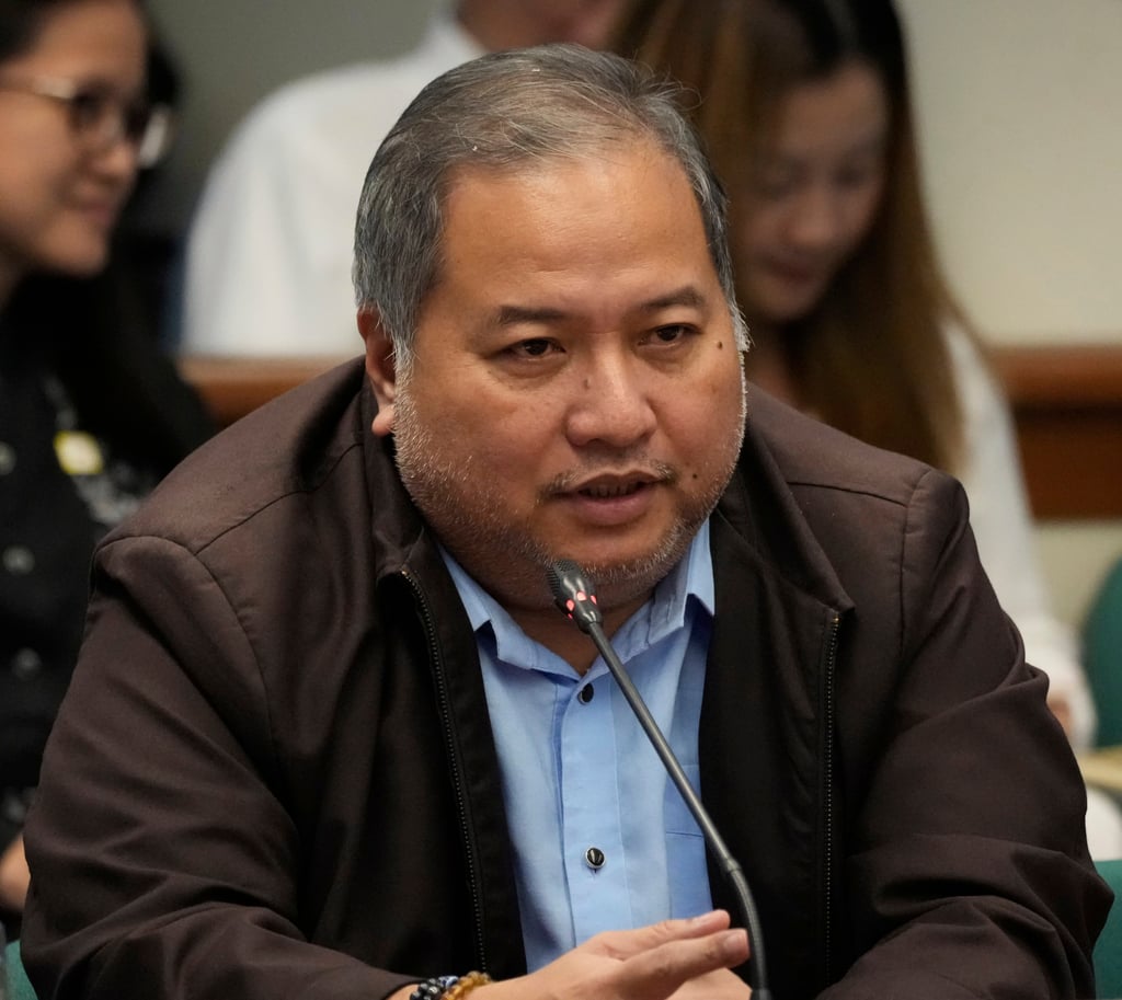 Former public works chief engineer Henry Alcantara talks during a Senate Blue Ribbon committee meeting on flood-control projects on Tuesday. Photo: AP