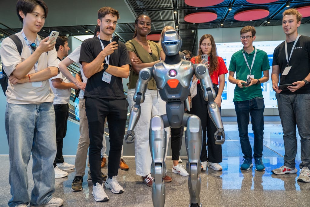 The German delegation visits the Qianhai Shenzhen-Hong Kong Youth Innovation and Entrepreneur Hub to experience the latest robotics technology.