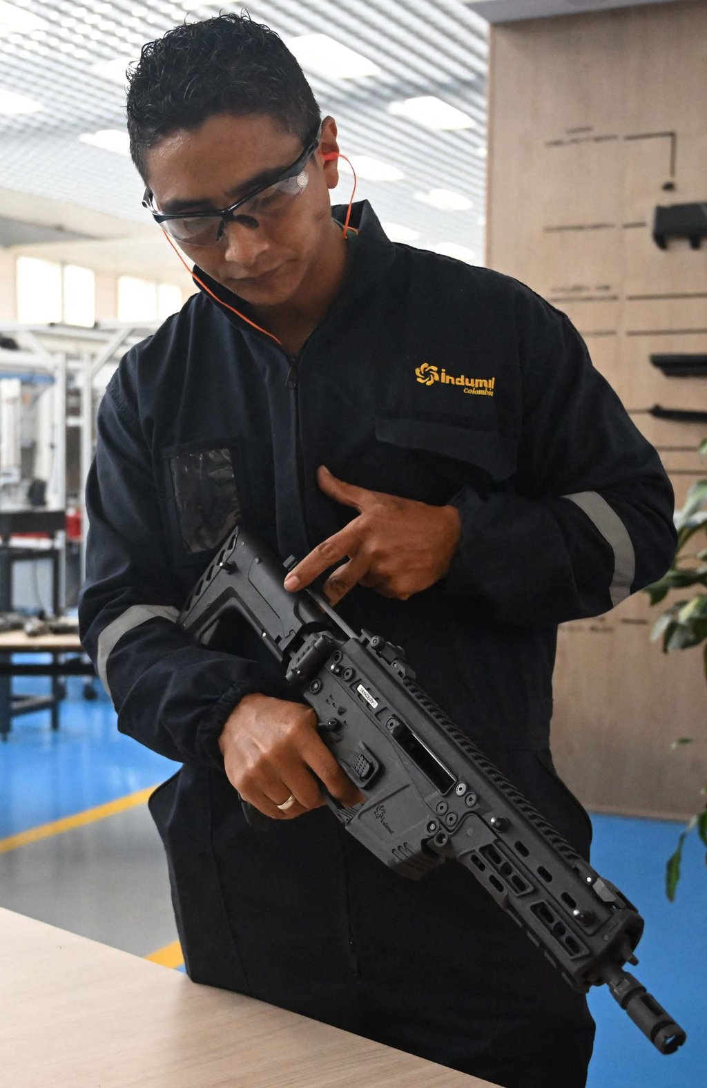 An engineer shows a new rifle created by Colombia’s Indumil at the Jose Maria Cordova Arms and Ammunition Factory near Bogota on Monday. Photo: AFP An engineer shows a new rifle created by Colombia’s Indumil at the Jose Maria Cordova Arms and Ammunition Factory near Bogota on Monday. Photo: AFP