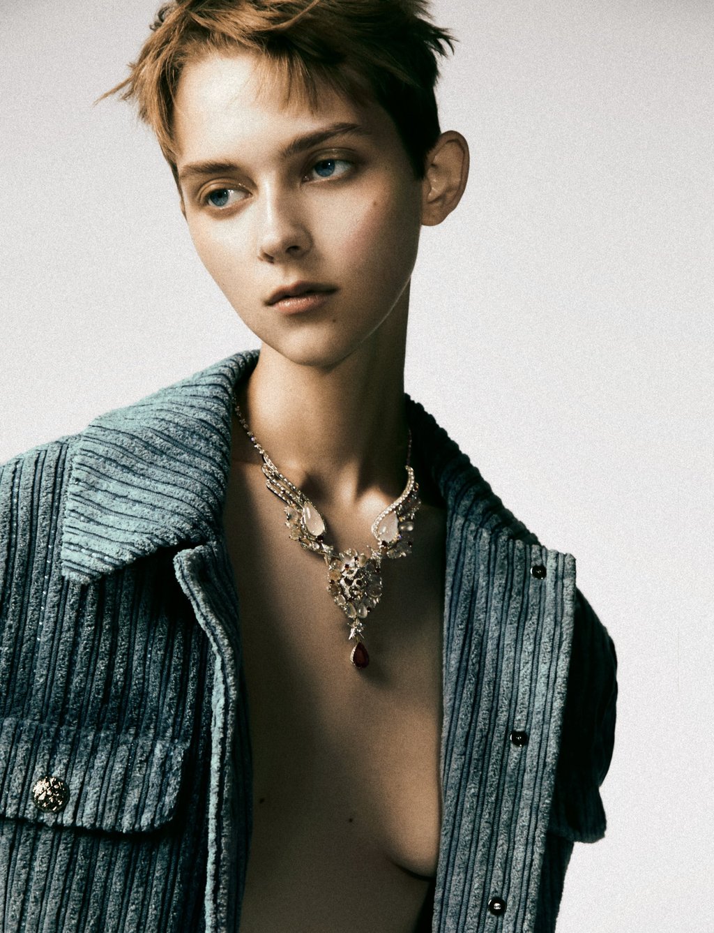 Outfit and high jewellery: Chanel