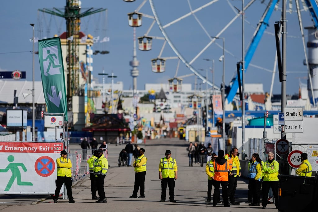 Security personnel stand at the Oktoberfest area that was closed due to a bomb threat after an explosion hit a building in Munich, Germany, on Wednesday. Photo: AP Security personnel stand at the Oktoberfest area that was closed due to a bomb threat after an explosion hit a building in Munich, Germany, on Wednesday. Photo: AP