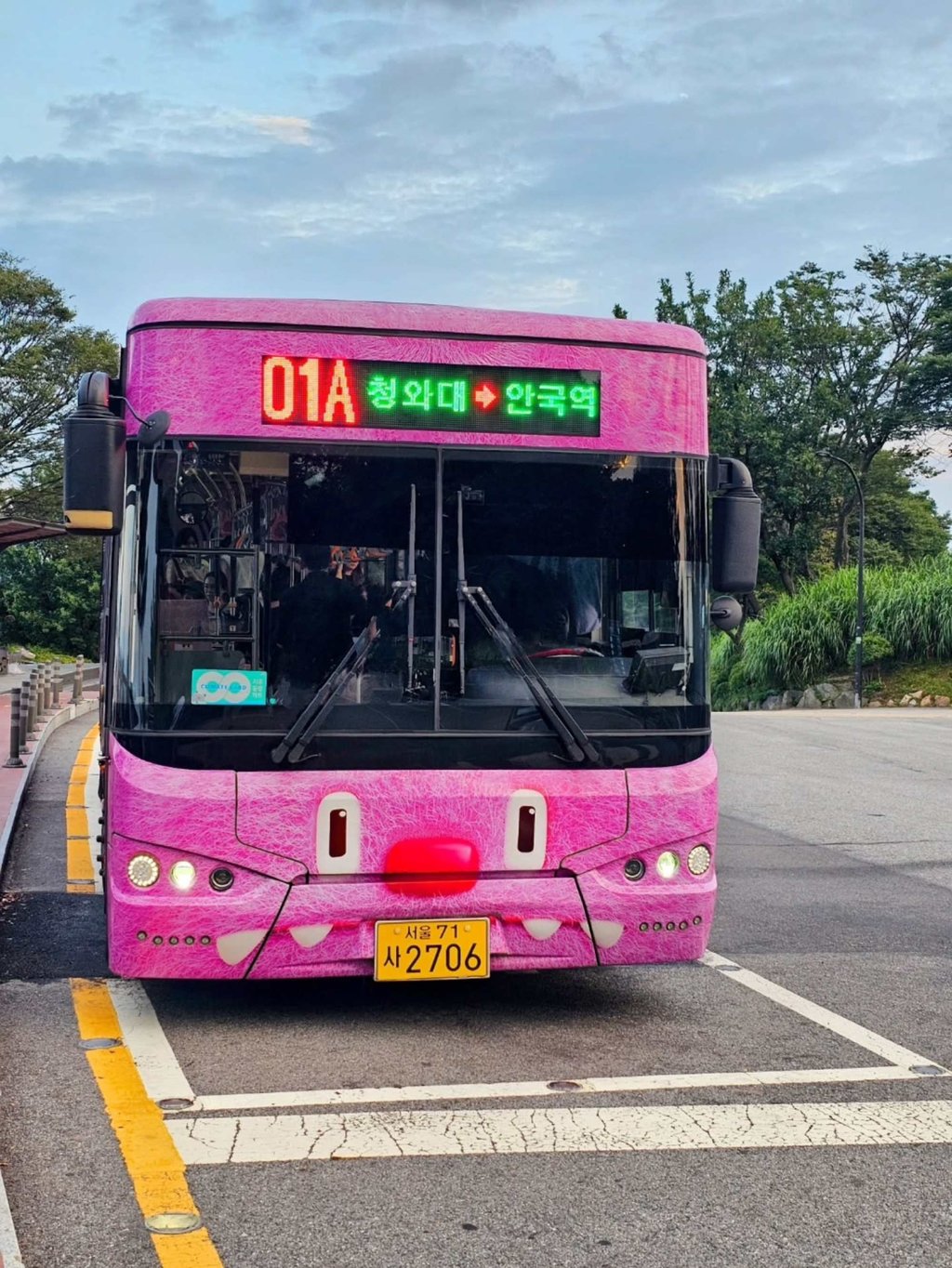 A bus on Seoul’s 01A route, which passes modern and historic landmarks in the heart of the Korean capital. Photo: Instagram/kcrazy_sns