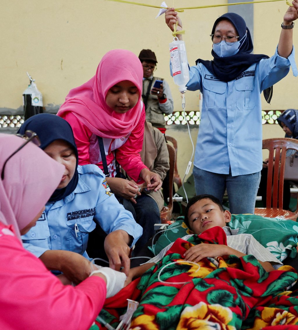 A student receives treatment for food poisoning at a makeshift clinic in Bandung after eating government-sponsored free school meals last Thursday. Photo: Reuters