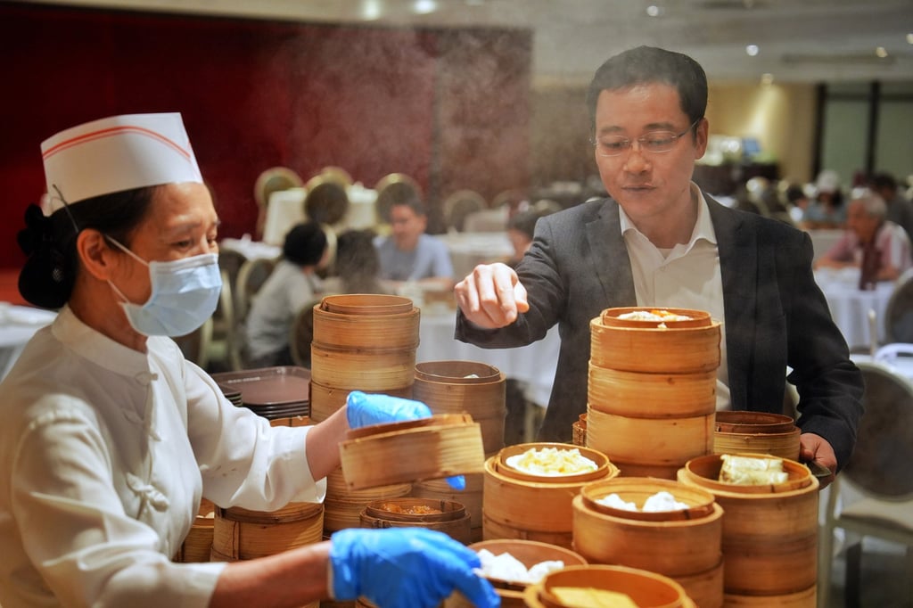 Mamoru Hayashi, managing director of the Heichinrou Group, which owns Metropol, chooses dim sum dishes at the Hong Kong restaurant in Admiralty on August 26. Photo: Elson Li