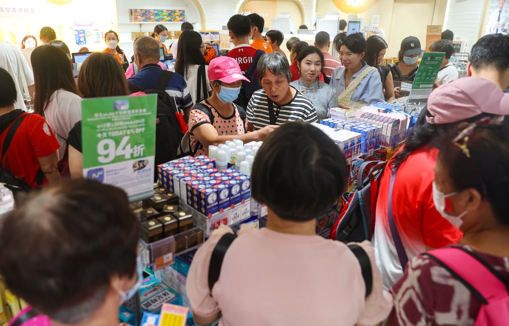Tourists go shopping in Mong Kok during the “golden week” hoilday. Photo: Edmond So