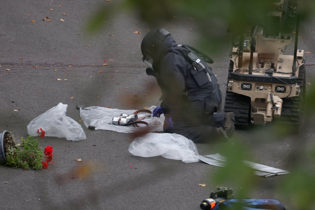 A bomb disposal technician secures evidence at the scene after an attack outside a synagogue in Manchester, Britain, on Thursday. Photo: Reuters