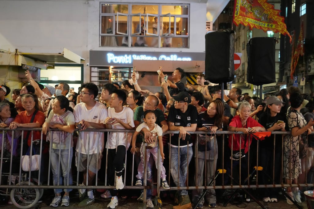 在能充分欣赏演出的景点中,几乎没有空间可以移动。照片:萨姆·桑