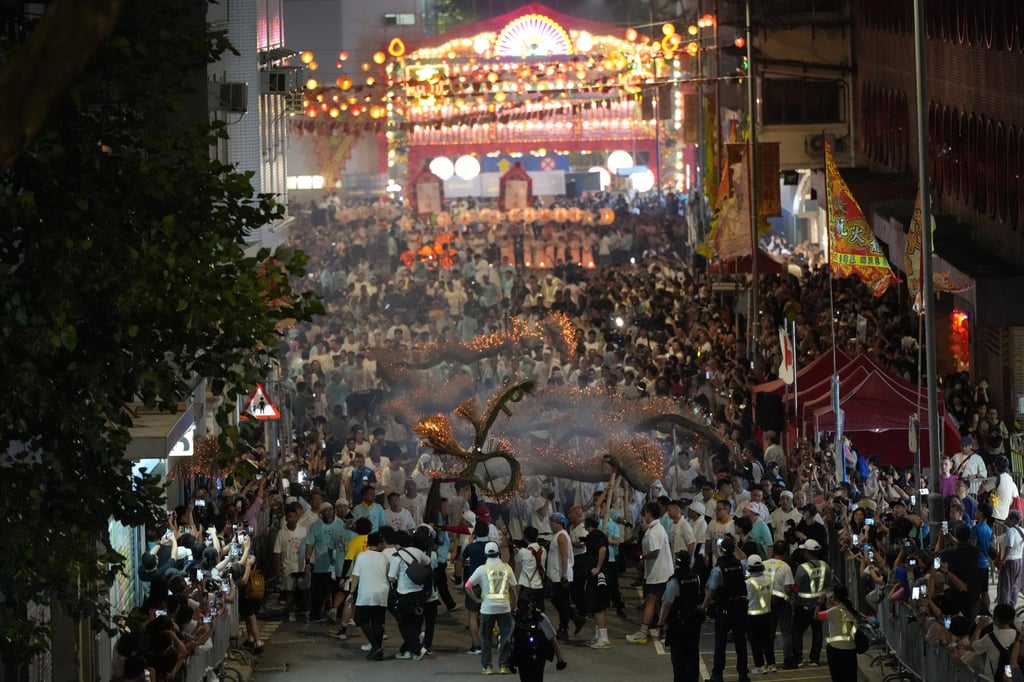 The dragon winds down a Tai Hang street in celebration of the Mid-Autumn Festival. Photo: Sam Tsang
