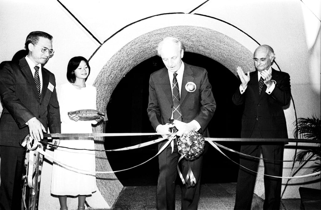 Hong Kong Chief Secretary Sir Jack Cater (centre) and Arnaldo de Oliveira Sales (right), chairman of the Urban Council, at the ribbon-cutting ceremony of the Hong Kong Space Museum in Tsim Sha Tsui on October 7, 1980. Photo: P Y Tang