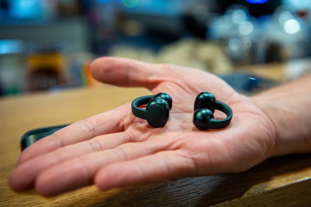 The Moto Buds Loop are resistant to water splashes, sweat and rain, but they are not fully waterproof. Photo: Nico Tapia/dpa