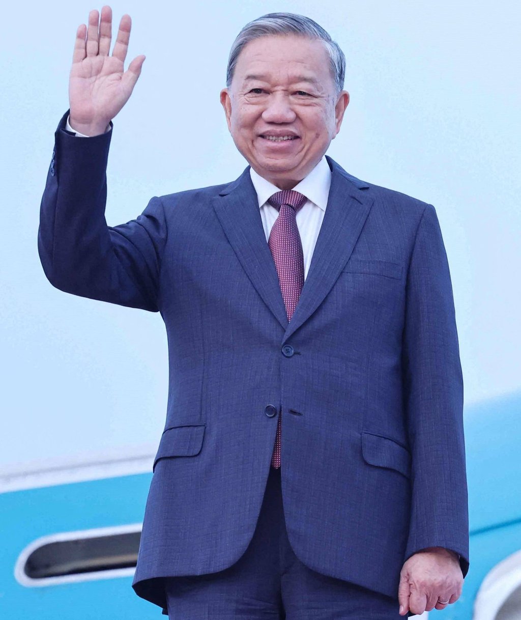 Vietnam’s Communist Party General Secretary To Lam waves as he disembarks from the plane at Pyongyang International Airport. Photo: Vietnam News Agency/AFP