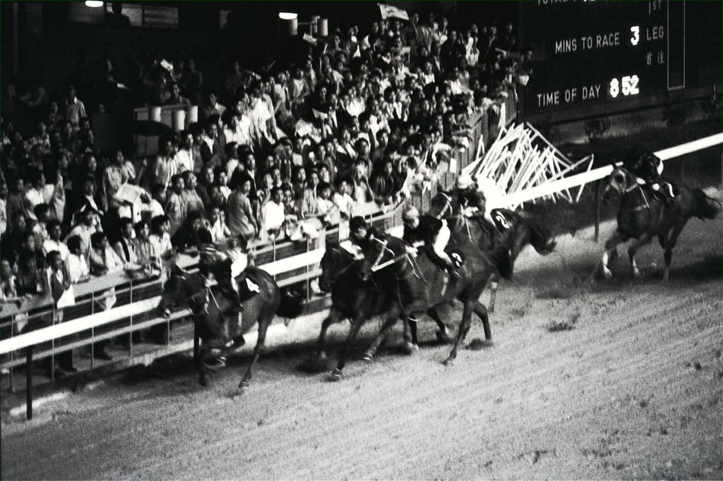 The first night race at the Happy Valley Racecourse, on October 17, 1973. Photo: SCMP Archives