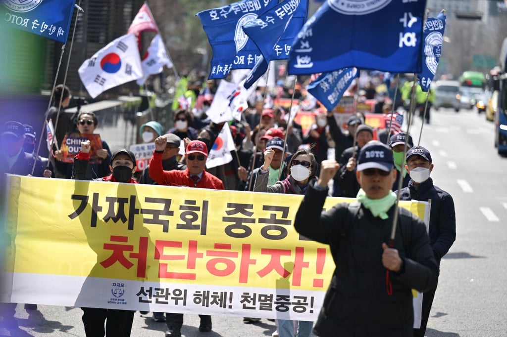 Participants in an anti-China rally march from the Chinese embassy in Seoul to the Constitutional Court in August. Photo: Korea Times Participants in an anti-China rally march from the Chinese embassy in Seoul to the Constitutional Court in August. Photo: Korea Times