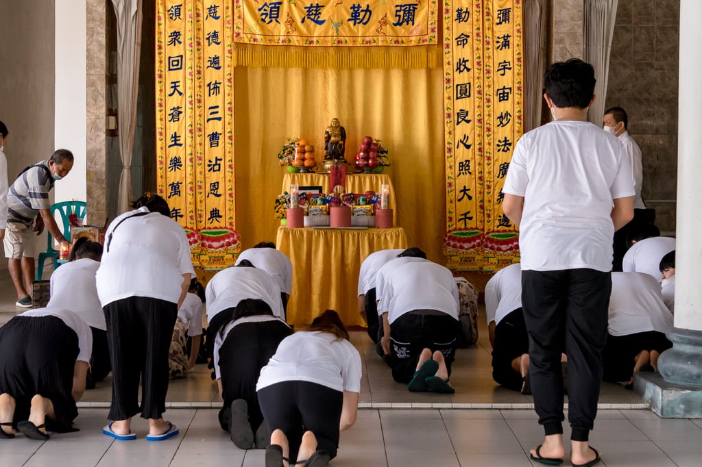 The mistress turned up at a solemn ceremony to bid farewell to the already married man’s father. Photo: Shutterstock The mistress turned up at a solemn ceremony to bid farewell to the already married man’s father. Photo: Shutterstock
